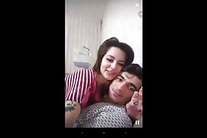 Cocksucking jeune femme mange un coq sous une table