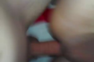 Latina baise dans la voiture enregistrée par son petit ami par surprise