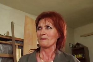 Il Pajea regarde le cul de sa copine et la baise à quatre pattes sans prévenir