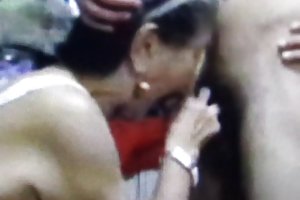 Il se masturbe en regardant sa petite soeur et la fait baiser